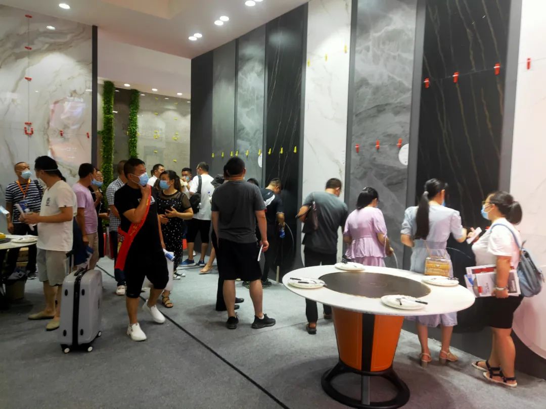 高定風(fēng)口下，巖板是否會成為瓷磚行業(yè)進(jìn)軍定制家居產(chǎn)業(yè)的“殺手锏”？(圖3)